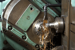 Neat cutting oil flood lubrication of cutting tool 